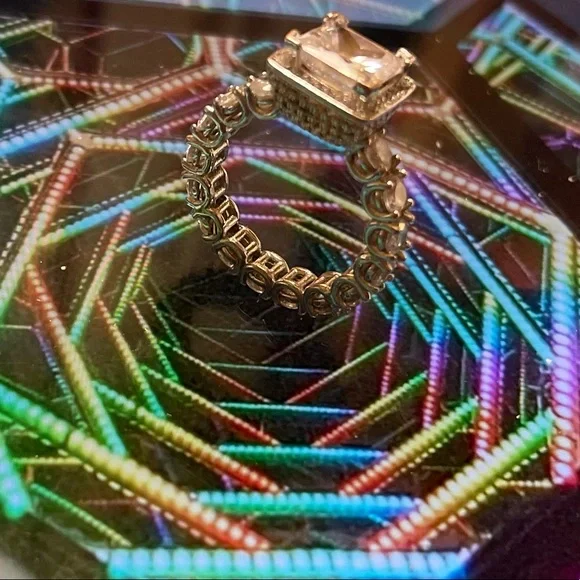 SPECTACULAR DIAMOND RING - Picture 2 of 7